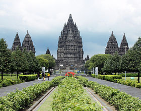  LIBURAN LEBARAN: Candi Prambanan Dipadati Wisatawan Lokal